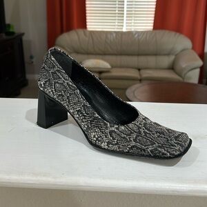 Vero Cuoio Red Flowers Snakeskin Print Leather Square Toe Pumps EUR Size 37